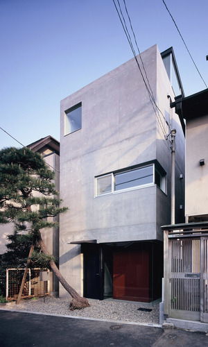 住宅密集地で隣家との距離も接近している