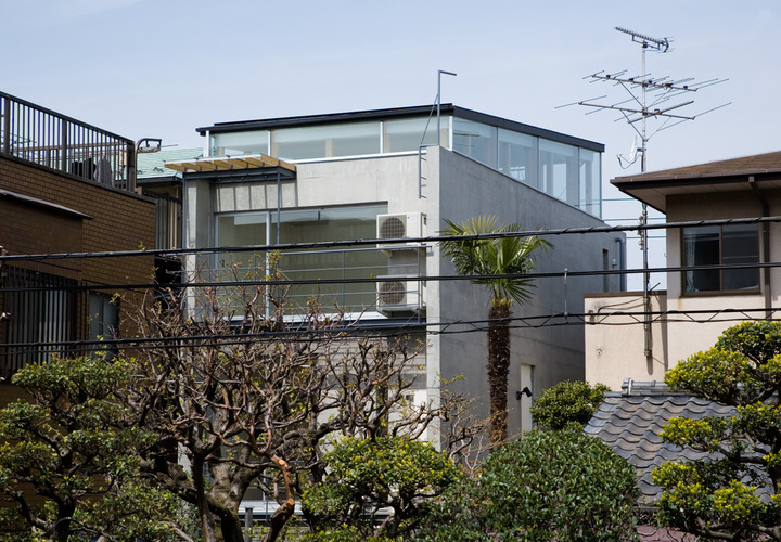 天井下の四方を取り囲むハイサイドライトが楽しい外観