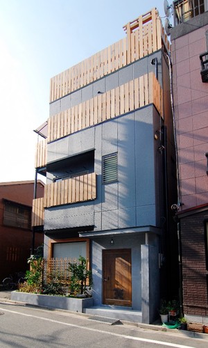 グレーの外壁に玄関の蔵戸がアクセントになった外観