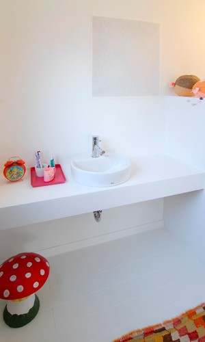 可愛らしい子ども用の洗面スペース