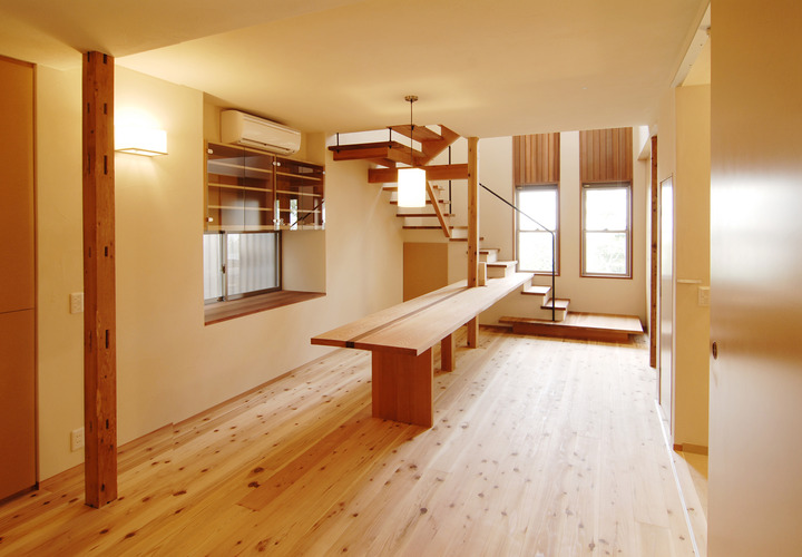 リフォームで味のある柱が残るダイニングスペース