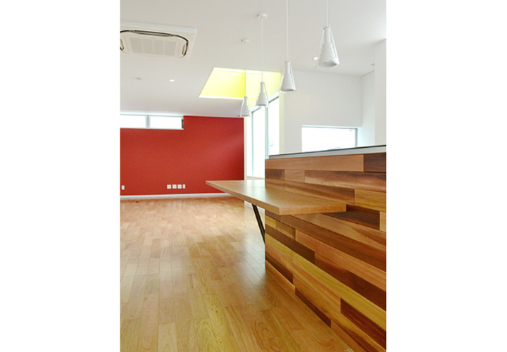 方向性を強調するキッチンとその先にみえるアイストップの壁