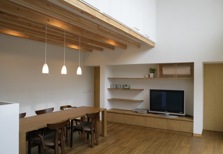 白い空間にナチュラルな木目の組み合わせが落ち着いた雰囲気のLDK