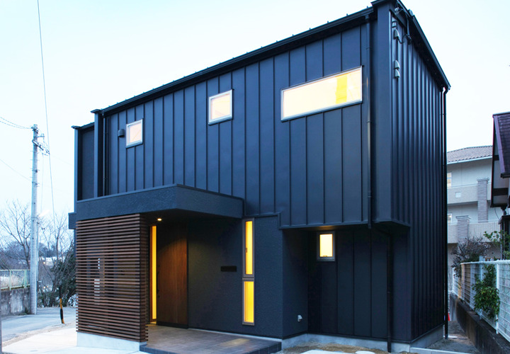 黒色の堂々とした佇まいの外観