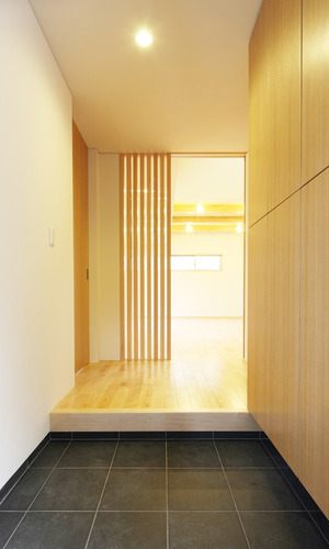 和モダンな雰囲気の玄関スペース