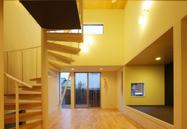 吹き抜けの広々リビング