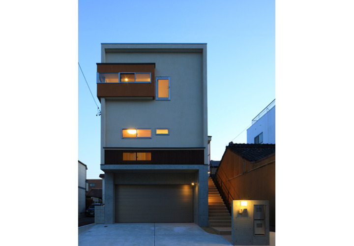 木とコンクリートが調和する外観