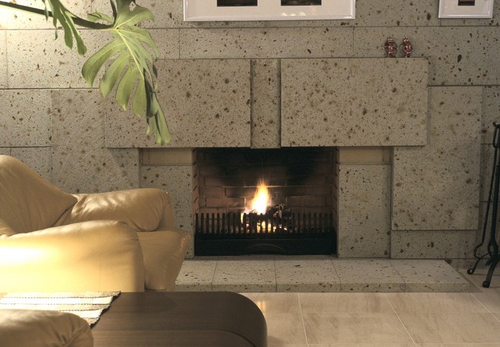 リビングは暖炉の炎を眺めてのんびり寛げるスペース