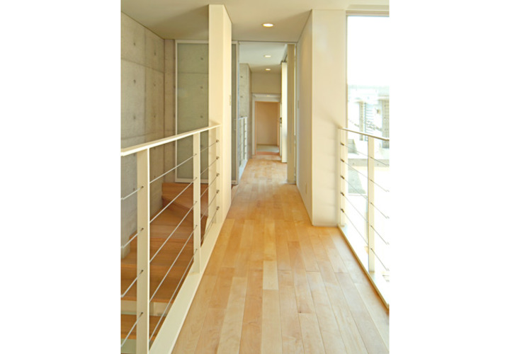 白と白木で圧迫感を感じない廊下