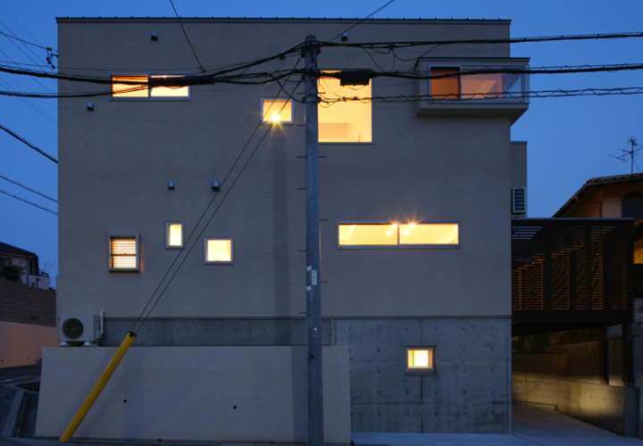 前面道路から見た外観