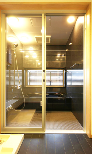 黒を基調にしたシックなバスルーム