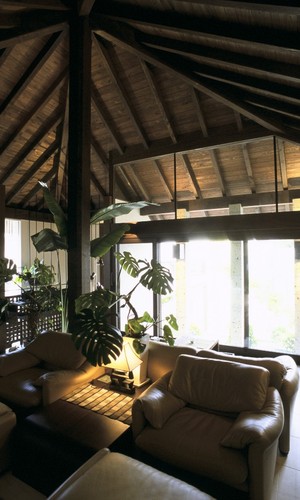 リビングにはリゾートホテルの東屋のようなデザインの天井