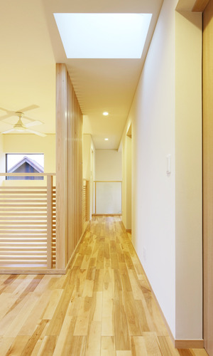 木の格子を印象的に使った２階廊下