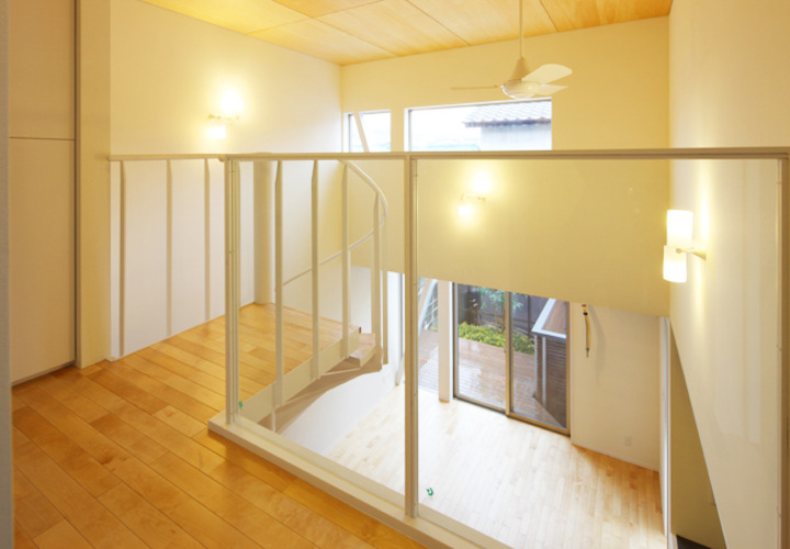 ２階から吹き抜けリビングを眺める