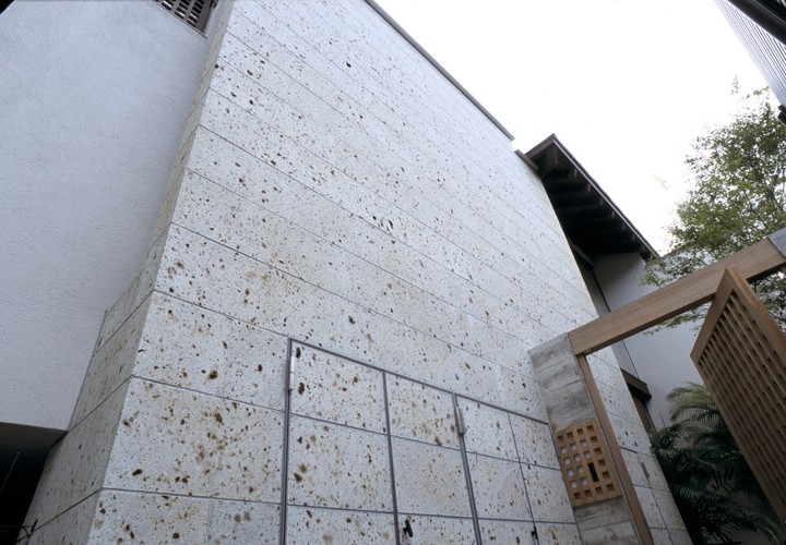 大谷石の粗い質感が自然と調和した癒しのイメージに大谷石の粗い質感が自然と調和した癒しのイメージに