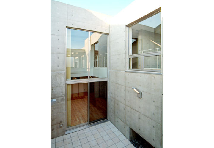 家の中から中庭を眺める