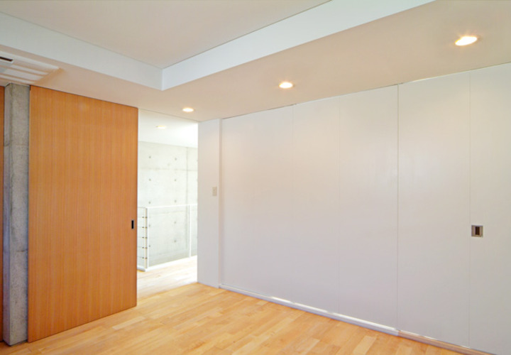 ２階 引き戸の洋室