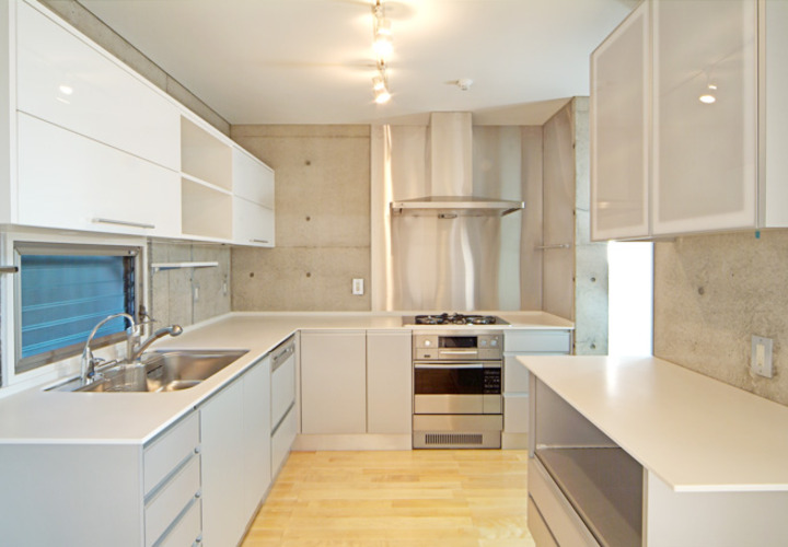 Ｌ字型の収納棚付きキッチンスペース