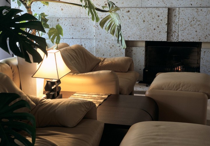 ホテルのラウンジのような上質なソファやインテリア