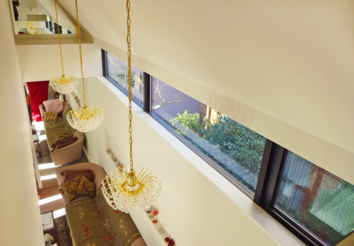 吹き抜けからこだわりのインテリアの室内を見下ろす