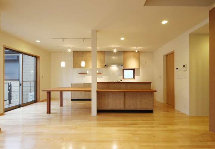 木の質感が温かな雰囲気のリビングダイニング