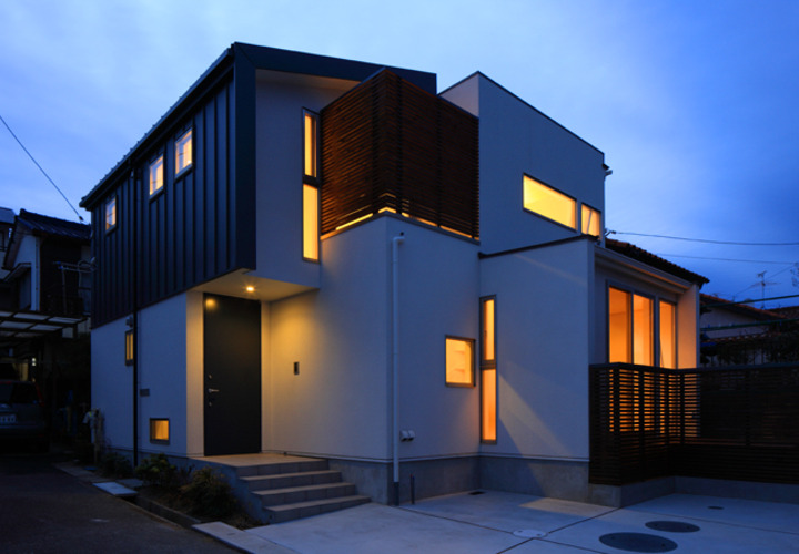 駐車スペースから眺めた夜の外観