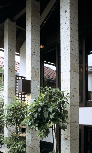 大屋根を支える屋外の柱も大谷石で印象的に