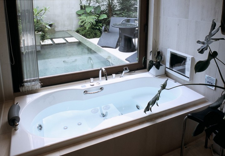 非日常を感じさせてくれる贅沢なジャグジーのバスルーム
