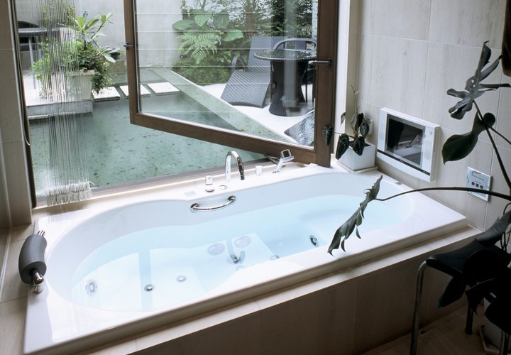 窓を開ければ半屋外の様な心地よい風が抜けるバスルーム