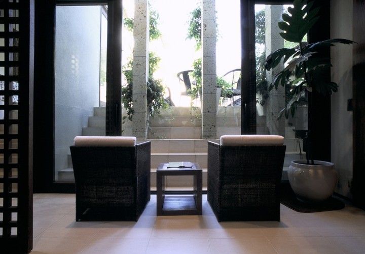 リゾートホテルのロビーのような暗めで落ち着いた雰囲気