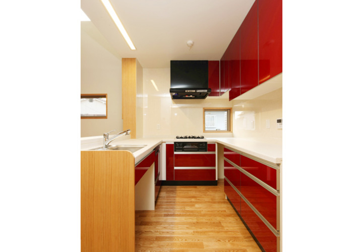 ビビッドな赤がポイントのシステムキッチン