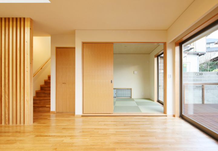 和室とつながるフローリングのリビング