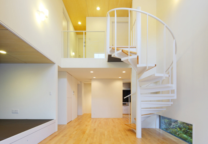 二階へ続く螺旋階段