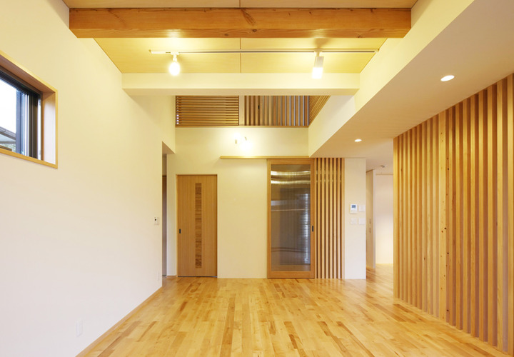 吹き抜けのフローリングリビング