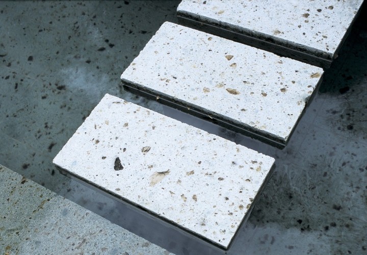 中庭のプールの飛び石