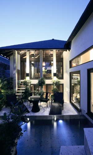 都会の一軒家とは思えない南国リゾートの様な住宅