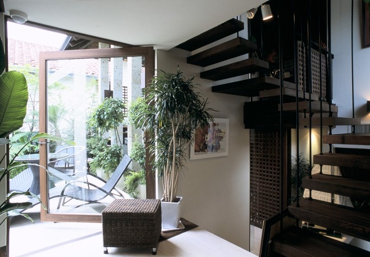 屋外も屋内も緑あふれる寛げる空間