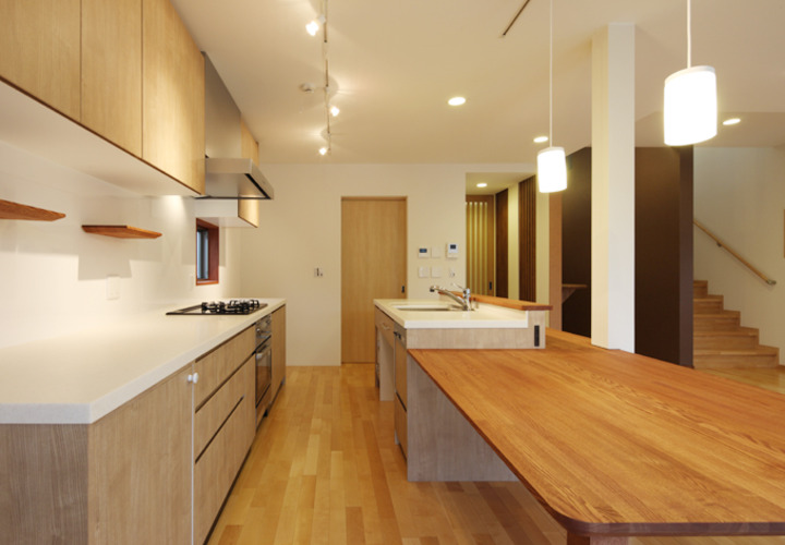 木でまとめたテーブル付キッチンスペース