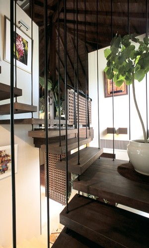 ダークブラウンの踏み板に黒い吊り階段の組み合わせがエスニックな雰囲気