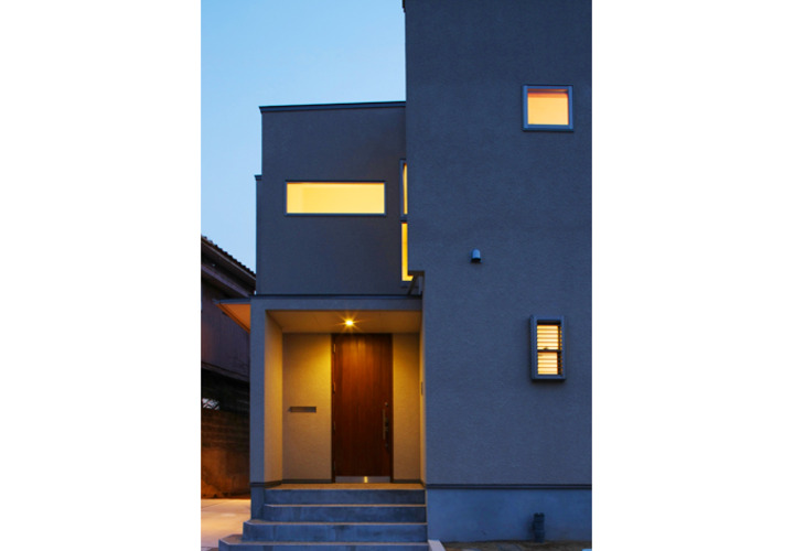 明りがともる夜の外観