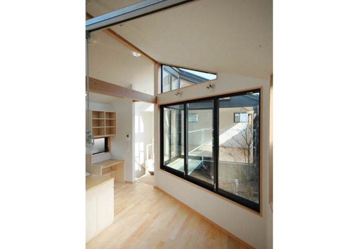 黒の建具がアクセントの室内