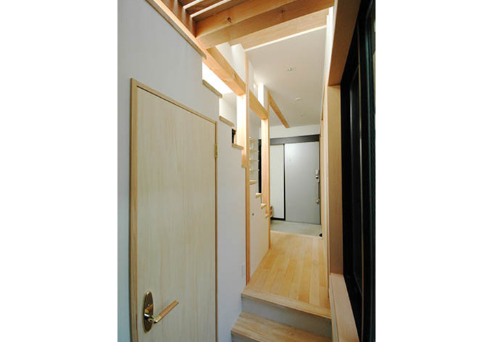 スリットの光が差し込む廊下