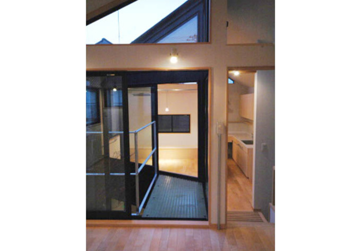 中庭を介してリビングを望む