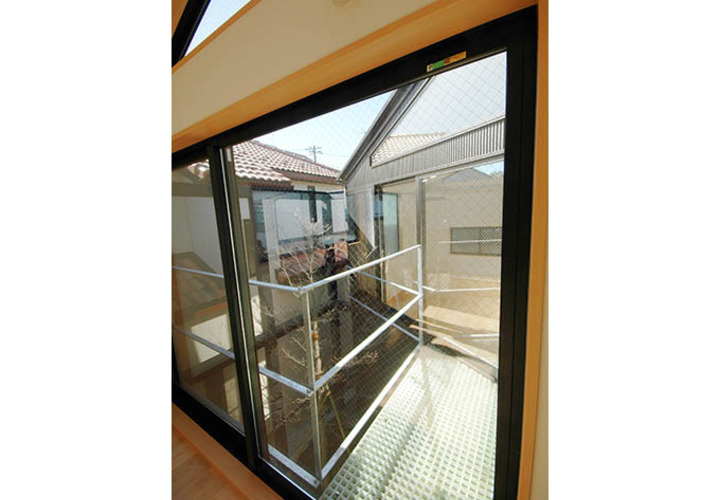 淡いグリーンのバルコニー