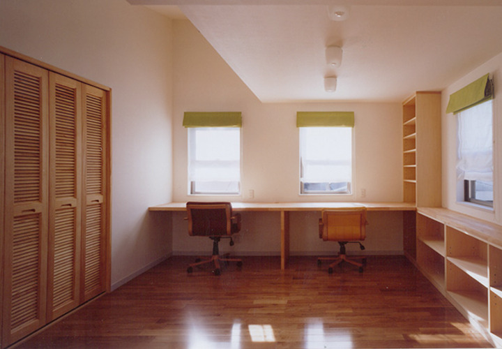 無垢材の家具が並ぶ子供部屋