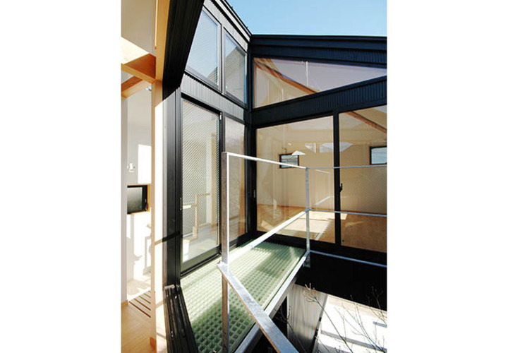 中庭に面する部屋を繋ぐバルコニー