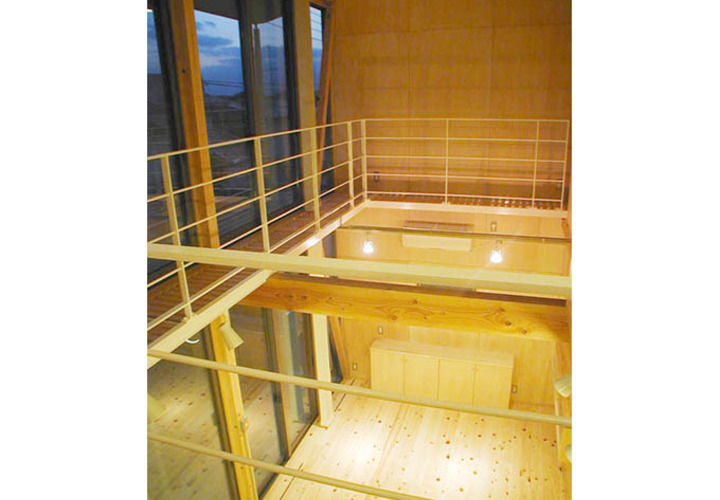 吹抜けをぐるっと囲うキャットウォーク
