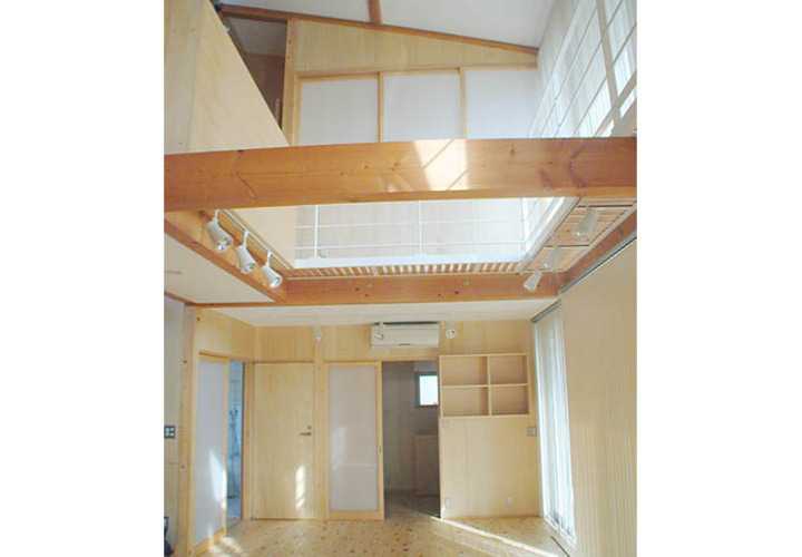 カーテンを閉じても吹抜により開放的なリビング