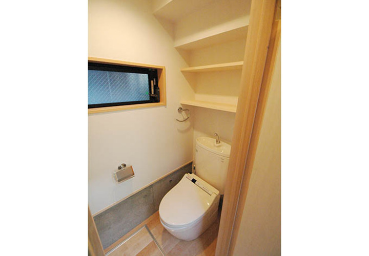 すべり出し窓で圧迫感のないトイレ