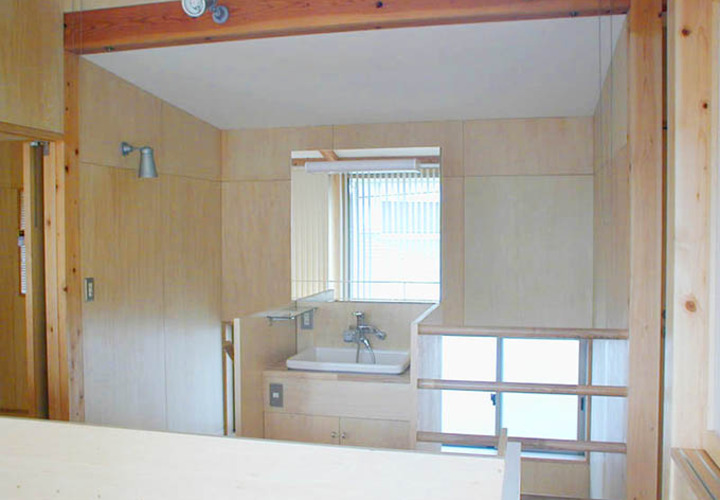 2階　階段の中央に配置された洗面台